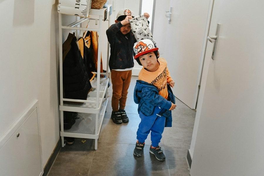 Jak wspierać samodzielność dziecka przy ubieraniu i higienie-min